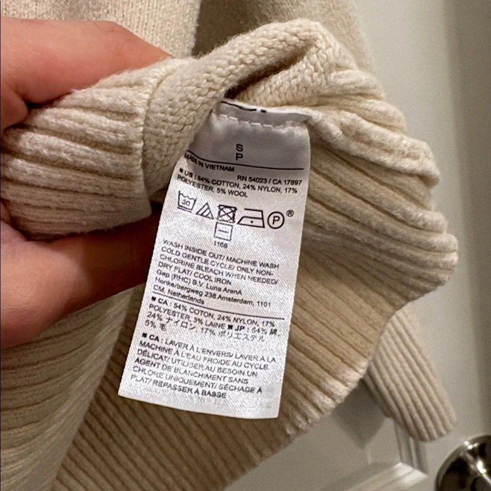 ✨Banana Republic Sweater✨ - Picture 4 of 4